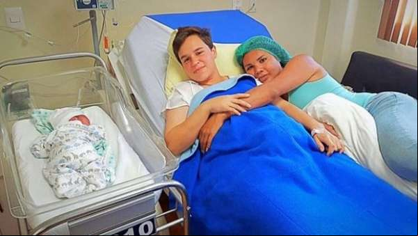 Conheça o casal transgênero em que o pai deu à luz um menino