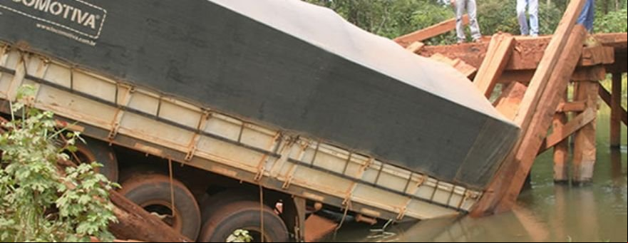 Ponte 'desaba' com carreta e BR-158 é bloqueada no trecho
