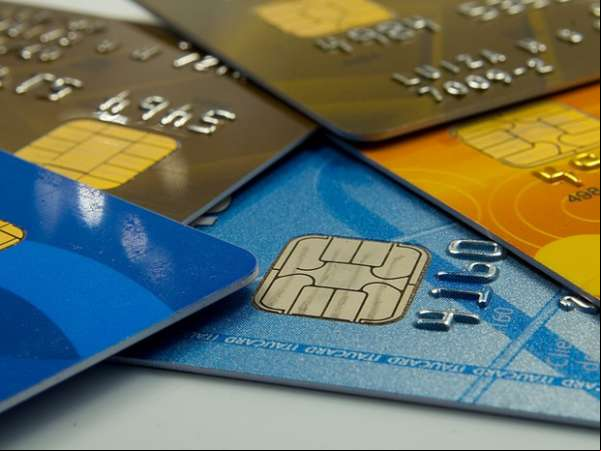 Taxa de juros do cartão de crédito segue acima de 400% em novembro