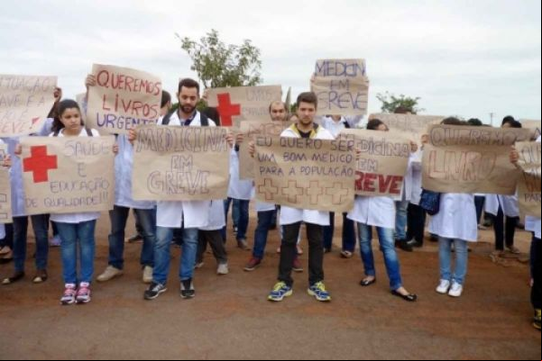 Acadêmicos de medicina da Unemat deflagram greve