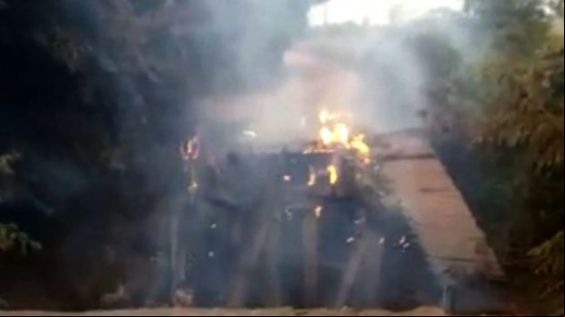 Ponte fica destruída após ser atingida pelo fogo