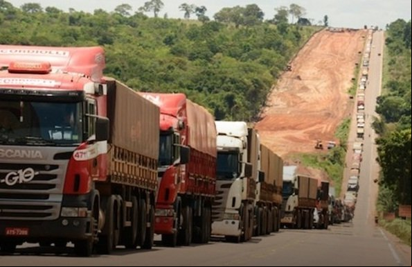 Protestos de caminhoneiros fecham três rodovias federais em MT