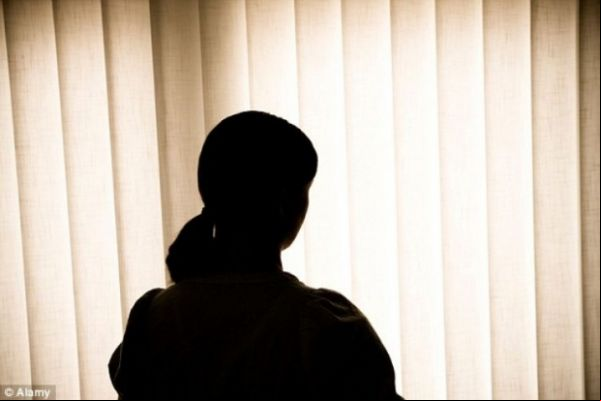 Menina de 13 anos é forçada a ter relações íntimas com o próprio pai após conhecê-lo através do Facebook