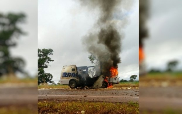 Carro-forte que saiu de MT é explodido em Goiás; dinheiro é levado