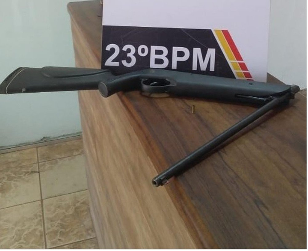 Jovem é preso em MT suspeito de atirar em cachorro na rua usando carabina