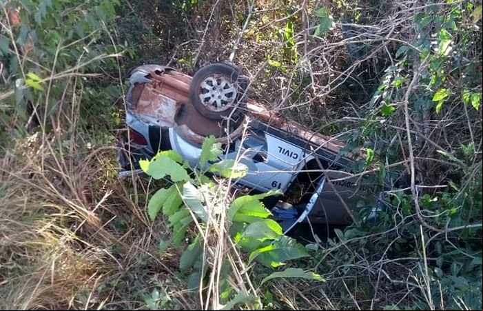 Viatura da Polícia Civil capota e três pessoas ficam feridas