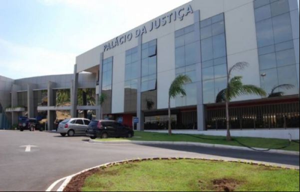 Professor perde o cargo após 10 anos de licença