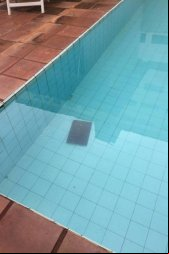Alvo de operação joga computador na piscina de casa e vai preso