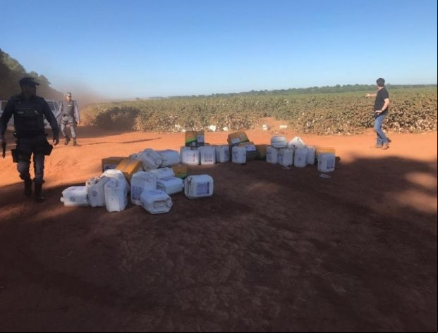 Policiais fazem buscas por criminosos que invadiram fazenda para roubar agrotóxicos