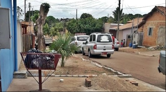 Mãe enterra feto de 5 meses no quintal de casa