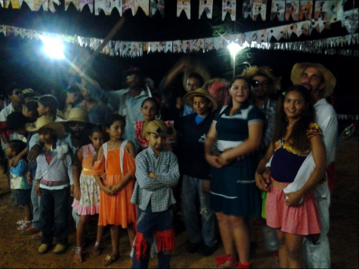 ESCOLA DA ZONA RURAL DO MUNICÍPIO DE COLNIZA REALIZA FESTA JUNINA