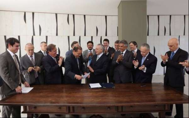 Michel Temer é notificado e assume presidência
