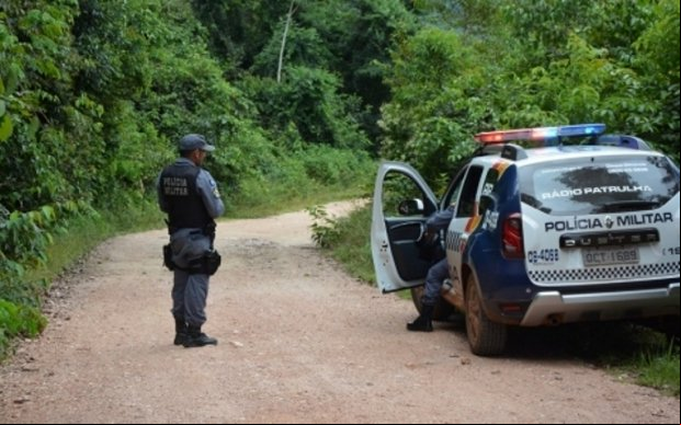 Trio invade fazenda, efetua disparos de arma de fogo e sequestra idoso