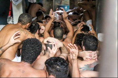 Presos denunciam tortura e Defensoria pede interdição da PCE