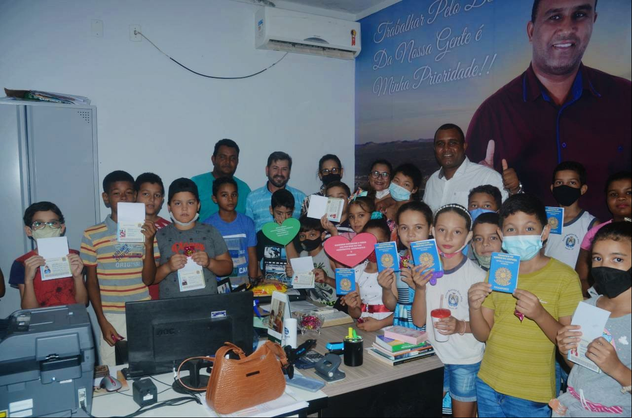 VEREADOR EZEQUIAS DEDE RECEBE EM SEU GABINETE A VISITA DOS ALUNOS DA ESCOLA E. F. BOM JESUS