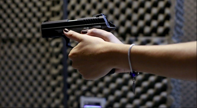 Deputados bolsonaristas articulam projeto que tira do governo Lula controle sobre armas de fogo