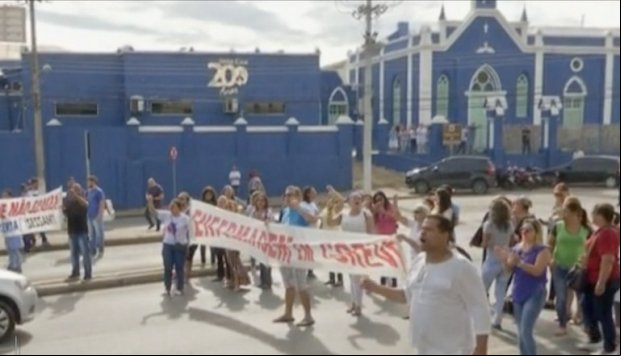 Funcionários da Santa Casa de Cuiabá protestam contra salários atrasados