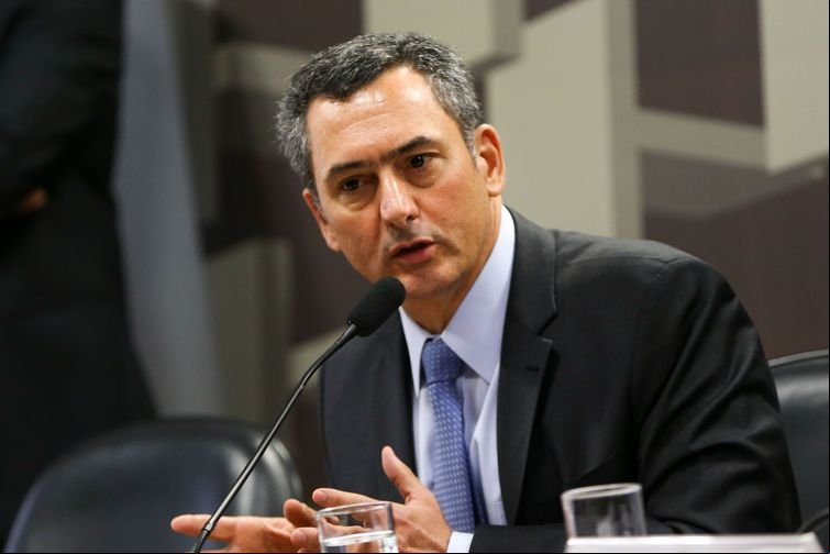 Guardia diz que governo não estuda subsídio para a gasolina