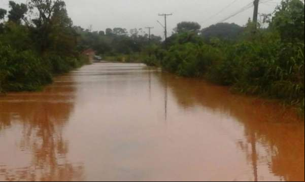 Estrada alaga e moradores ficam ilhados em Alta Floresta