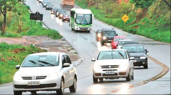 Sancionada lei que obriga farol baixo na estrada mesmo durante o dia