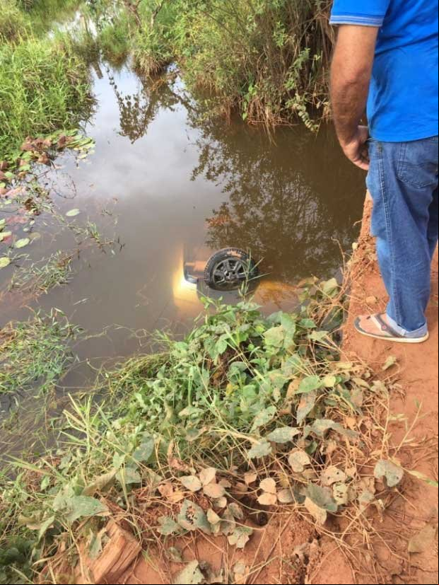 Veiculo com 07 pessoas cai em rio três crianças morrem