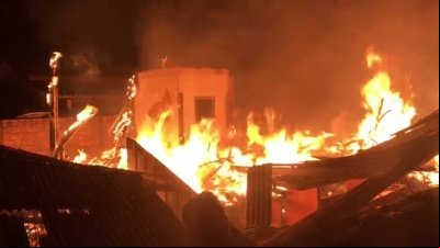 Mãe e filha morrem carbonizadas em incêndio em residência
