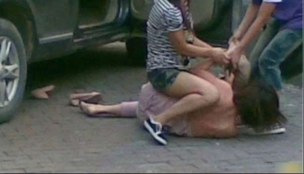 Mulher traída espanca amante do marido no meio da rua
