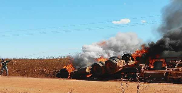 Carreta carregada com soja pega fogo ao tombar em rodovia de MT