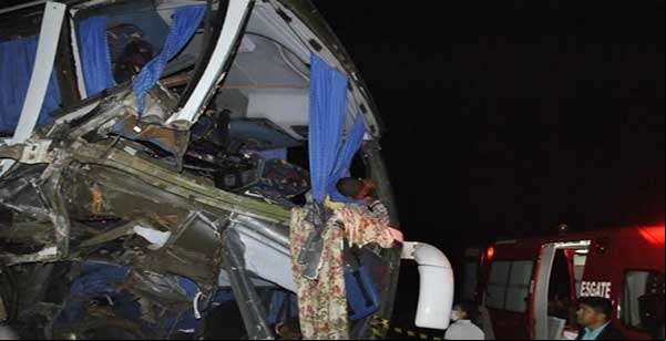 Um morre e 37 ficam feridos em colisão frontal entre ônibus e carreta