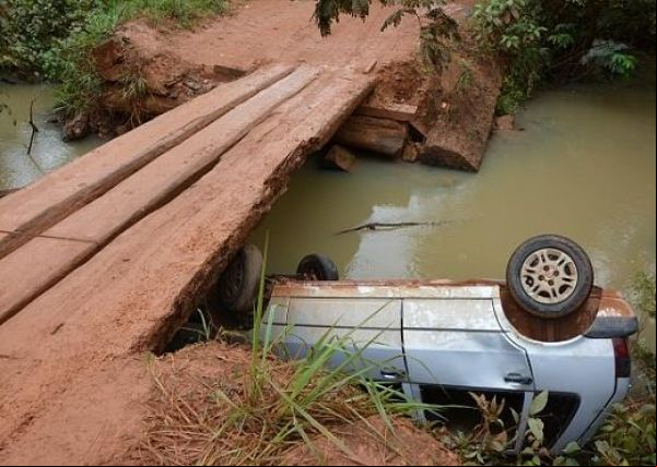 Carro cai em ponte na estrada que liga Aripuanã ao distrito Conselvan