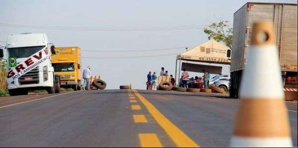 Caminhoneiros bloqueiam BR-158 em Mato Grosso; reivindicam preço justo de frete e diesel