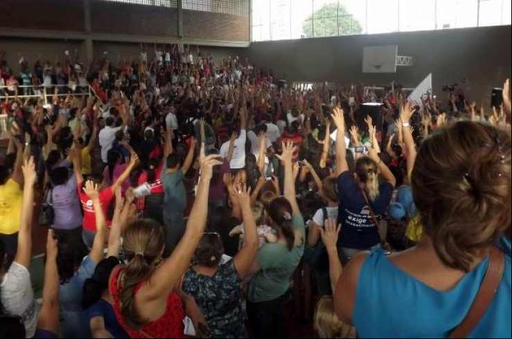 Greve dos educadores termina com conquista de política inédita no país, avalia sindicato