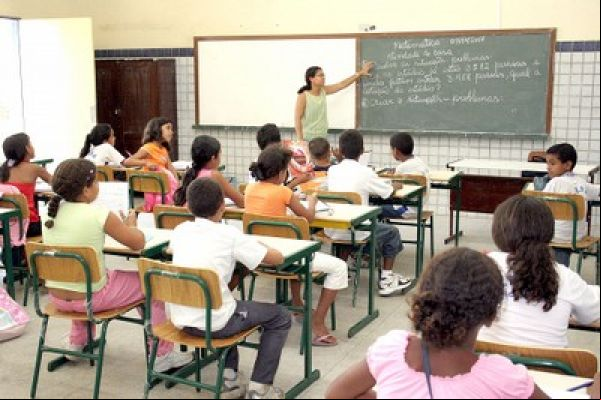 Em Colniza Secretaria de EducaÃ§Ã£o recebe mais de 500 carteiras e cadeiras para as escolas