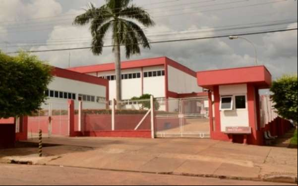Mulher leva 10 pontos no rosto após ventilador cair de teto de hospital