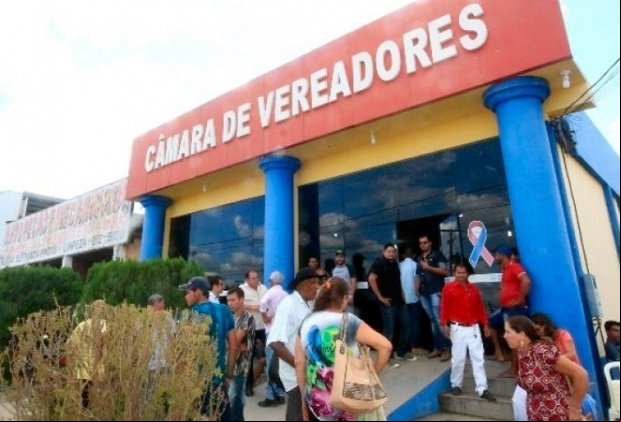 Vereadores trocam socos e empurrões durante sessão