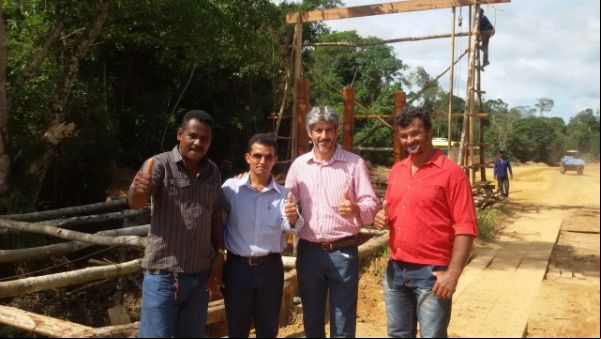 Prefeito conversa com moradores em visita as obras no Vale do Salvação