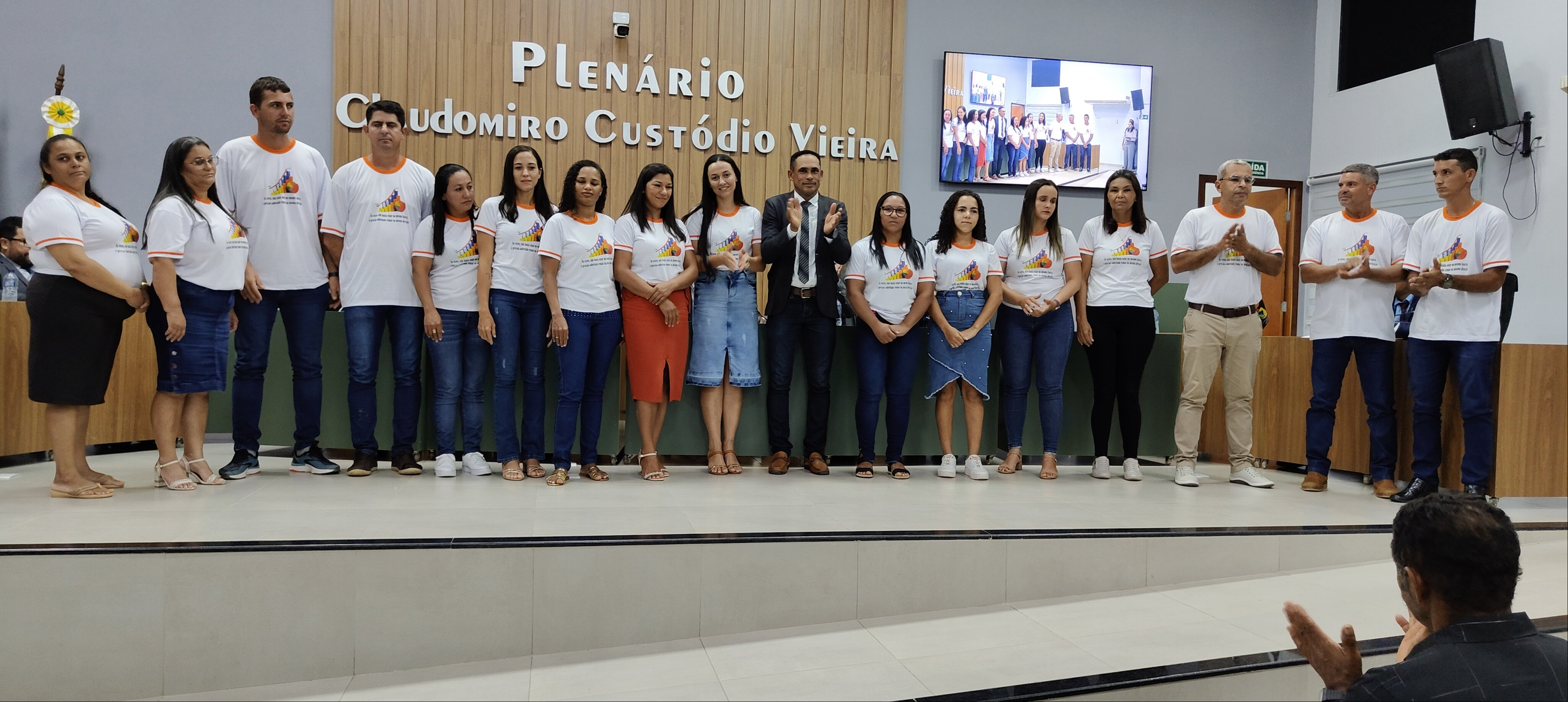 Vereador Miro da Agricultura entrega Moção de Aplausos à Escola Manoel Bandeira por Excelência e Superação na Educação