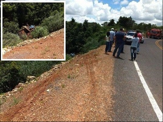 Caminhão se desprende de reboque, despenca ribanceira e motorista morre