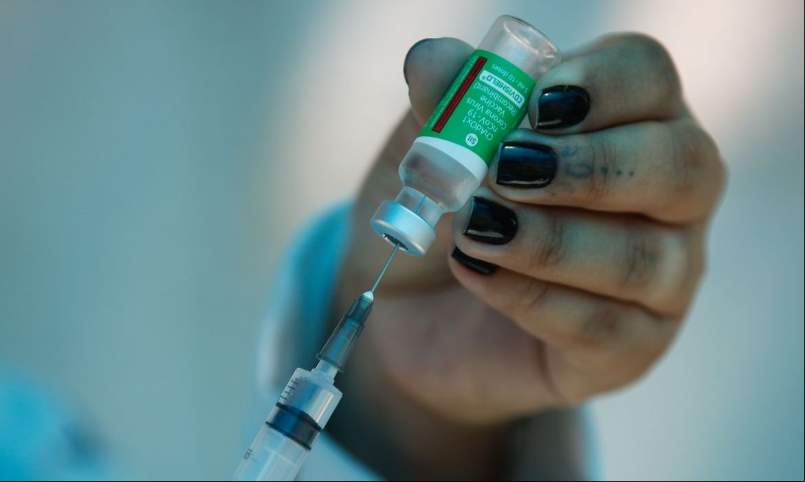 Pessoas já infectadas devem esperar um mês antes de vacinar