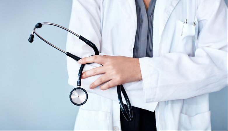 Mulher conheçe "médico" pela internet, vende casa, dá R$ 54 mil para ele e descobre que caiu em golpe