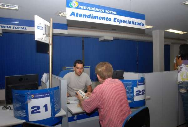 Governo planeja unificar idade para aposentadorias de homem e mulher