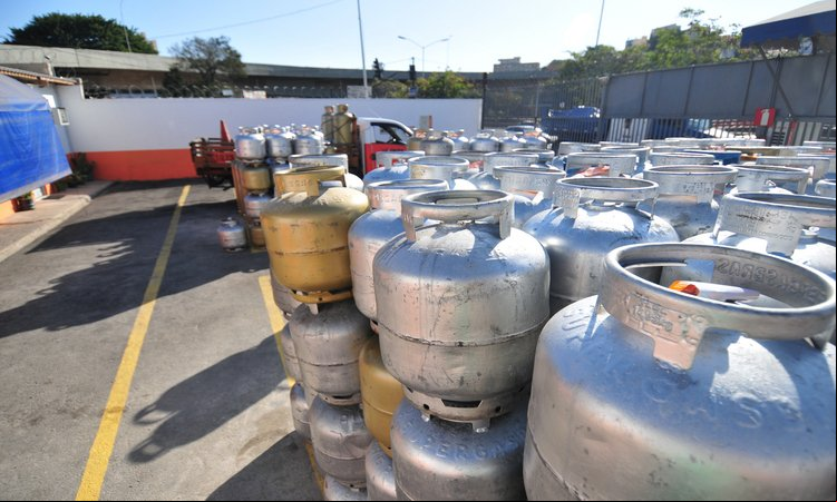 Gás de cozinha terá aumento de 6,7% nas refinarias, anuncia Petrobras