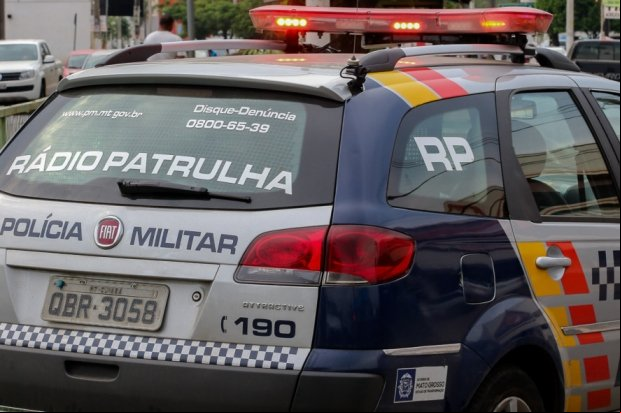 Populares agridem homem acusado de atacar mulher com criança