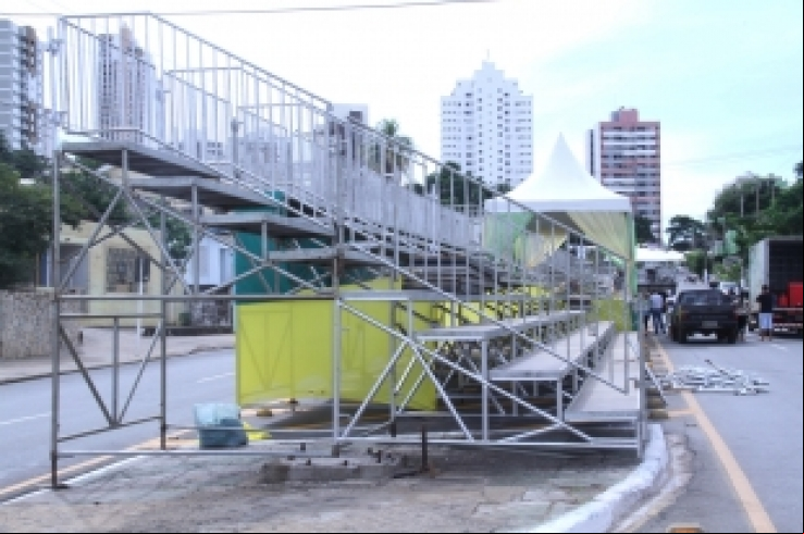 Blocos desfilam na Avenida Mato Grosso nesta terça-feira