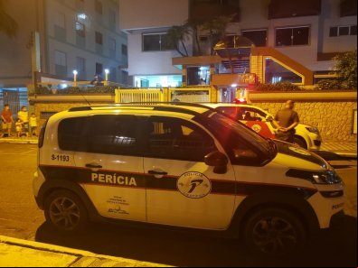 Mulher joga bebê do 2º andar logo após dar à luz