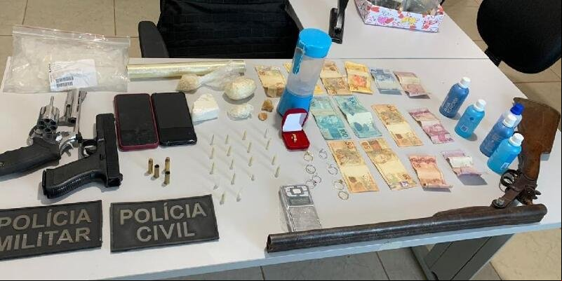 Casal é preso em flagrante com armas, drogas e dinheiro em Colniza