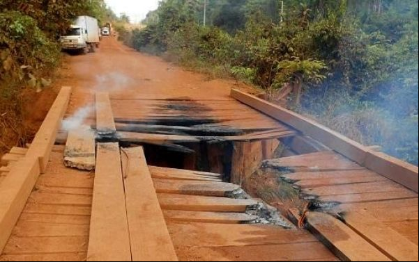 Vândalos queimam ponte em trecho que liga Aripuanã à Juruena
