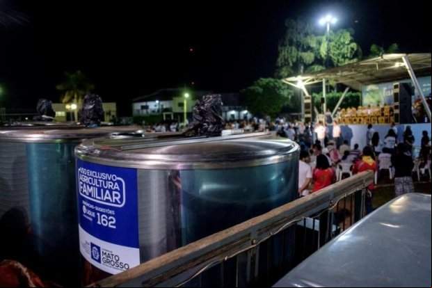 Governador entrega resfriadores de leite para produtores de assentamento em Castanheira