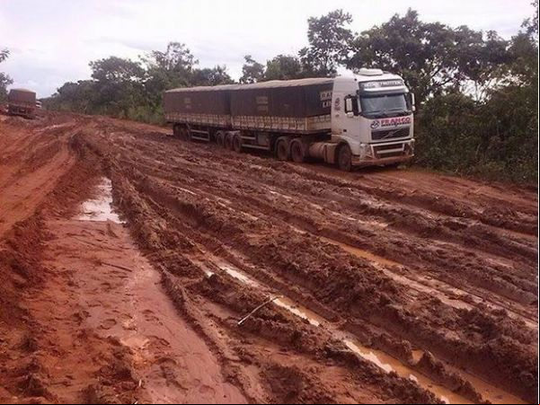 Caminhões ficam atolados em rodovia de Mato Grosso após chuvas
