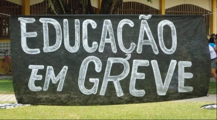Professores decidem nesta segunda-feira se cumprem liminar e voltam as aulas